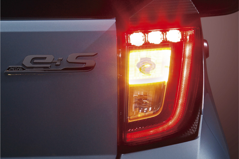 LEDリアコンビネーションランプを全車で採用。横並びのブレーキランプでワイド感を高めている