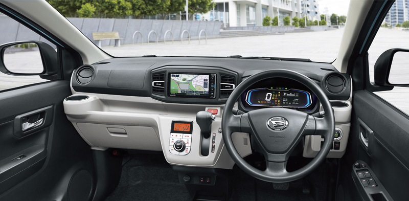 インパネは水平基調のデザイン。ブラックをベースにしたシンプルなインテリアで無駄のない空間を演出している