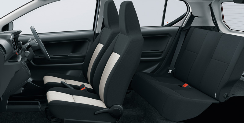 LやBの各グレードはリアシートのヘッドレストがオプション設定となる（写真はB“SAIII”）