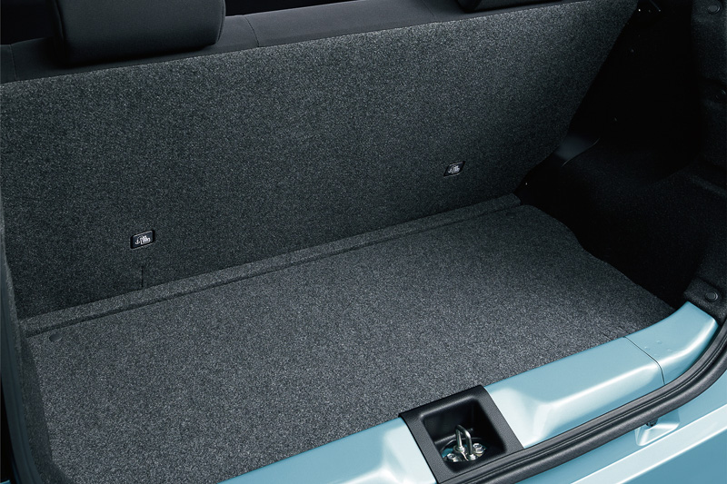 定員乗車時のラゲッジスペース。後席シートバックは一体で前方に倒せる