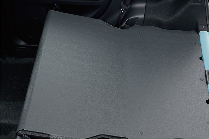 ビジネス用途向けのBグレードはラゲッジスペースをフラット化し、ビニール表皮の硬質ボードで使い勝手を高める「ビジネスデッキボード」（右）を標準装備。ほかのグレードでもオプション選択できる