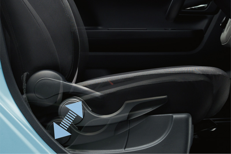 「運転席シートリフター」（左）と「シートヒーター（運転席/助手席）」（中央）はG“SAIII”だけの専用装備