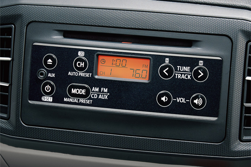 全車オーディオレスが標準仕様となり、「インテグレードCD・AM/FMラジオ・AUX端子」（1万800円高）をオプション設定する