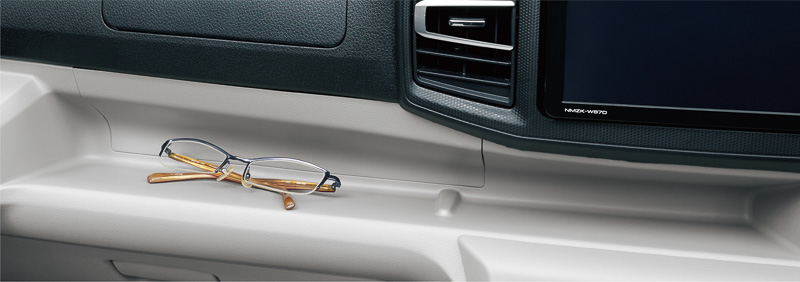 助手席の前方にある横長の「インパネロングアッパートレイ」