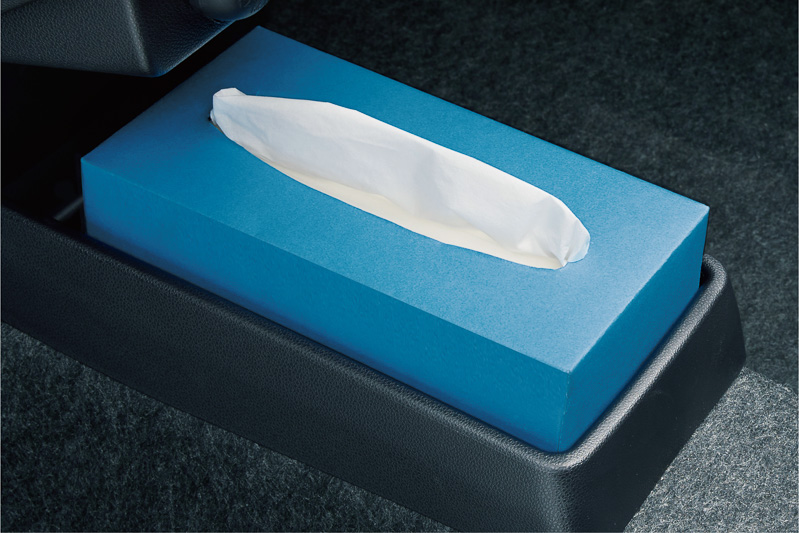 ボックスティッシュも置ける「センターフロアトレイ」。ボックスティッシュの下にスマートフォンなどを忍ばせることもできる