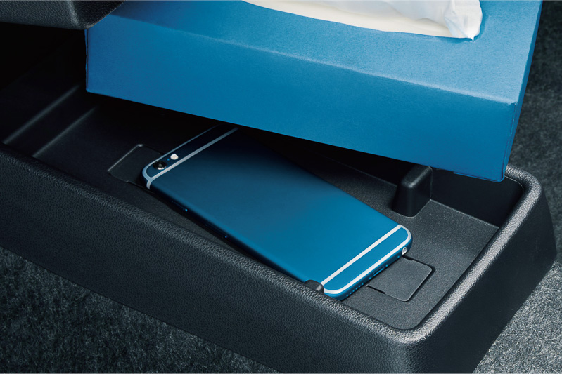 ボックスティッシュも置ける「センターフロアトレイ」。ボックスティッシュの下にスマートフォンなどを忍ばせることもできる