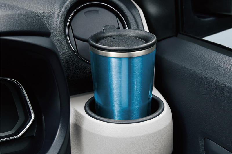 運転席と助手席の前方に「掘込み式インパネドリンクホルダー」を設定