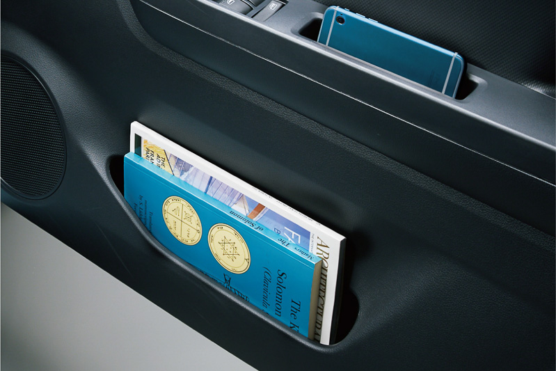 「ドアポケット」（フロント）