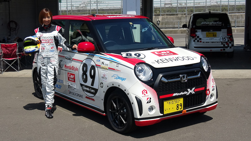 「今日もレースを楽しむぞ♪」とリラックスした表情を見せる水村さん