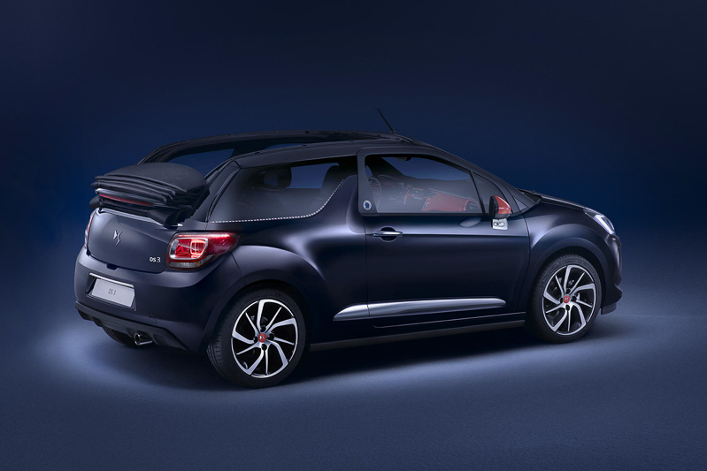 ハッチバック、カブリオの両モデルでブルーのボディカラーを採用。リアサイドガラスの下端に「エアメール・ストライプ」が与えられている