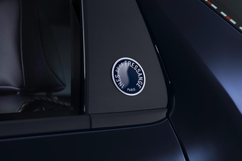 専用バッヂをBピラーに装着