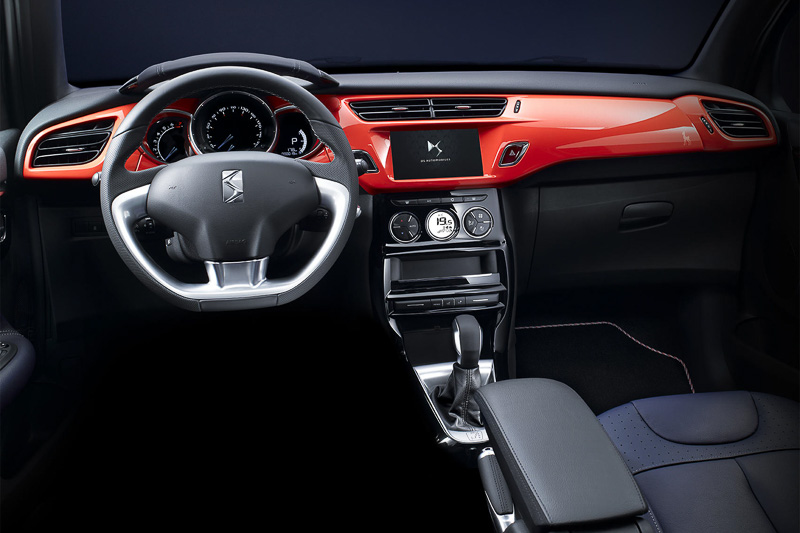 車内でもレザーシートをブルーに、ダッシュボードをレッドにしてフレサンジュ氏のテーマカラーを表現する