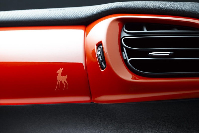 車内でもレザーシートをブルーに、ダッシュボードをレッドにしてフレサンジュ氏のテーマカラーを表現する