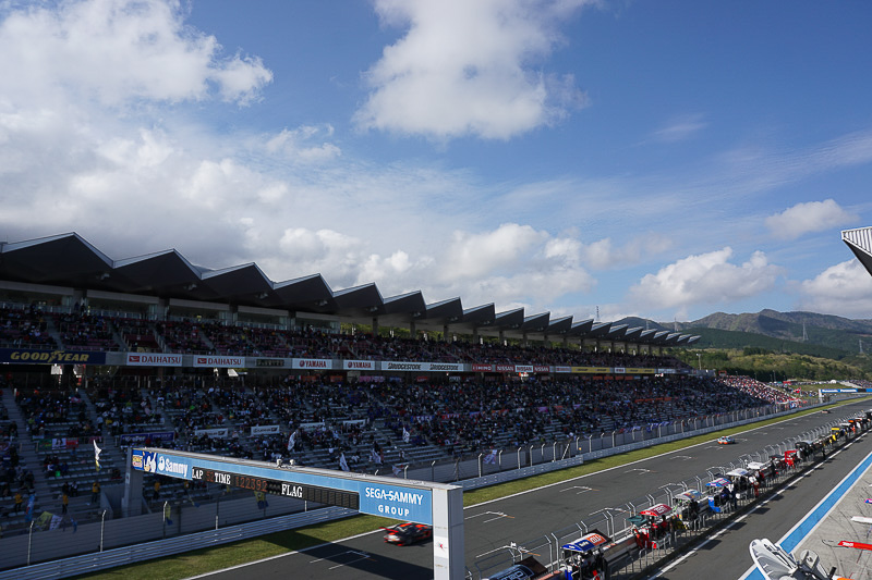 メインスタンド前