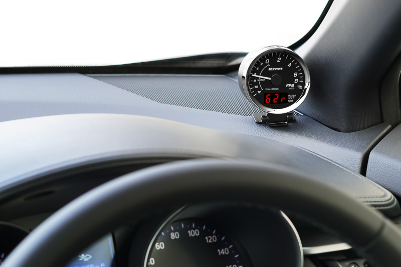 トヨタ自動車のハイブリッド車対応の「DPT-HT」は、専用通信によりモーターとエンジンの回転数をアナログで表示し、「水温」「電圧」「モーター回転数」のいずれかをデジタルで表示する