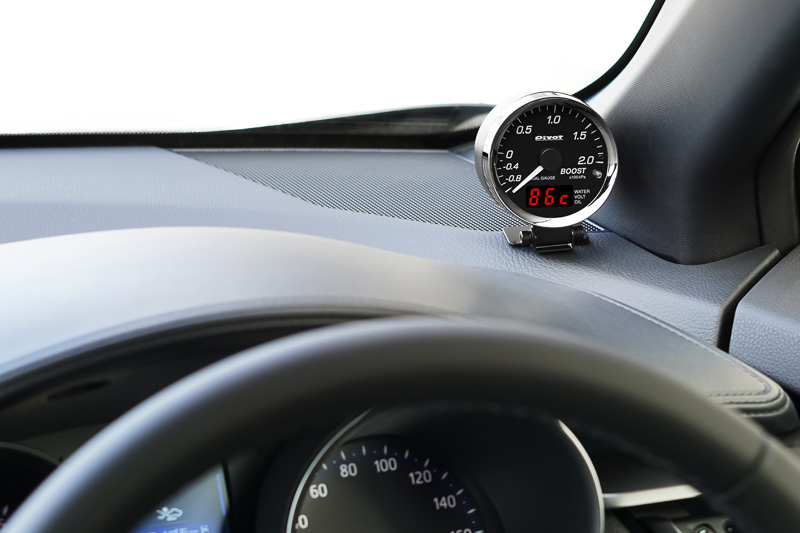 トヨタのターボ車対応の「DPB-T」は、ブースト圧をアナログで表示し、「水温」「電圧」「油温」のいずれかをデジタルで表示。別売のブーストセンサー（DP-BS、税別7800円）を追加することで、センサーから得たデータでブースト圧を表示可能