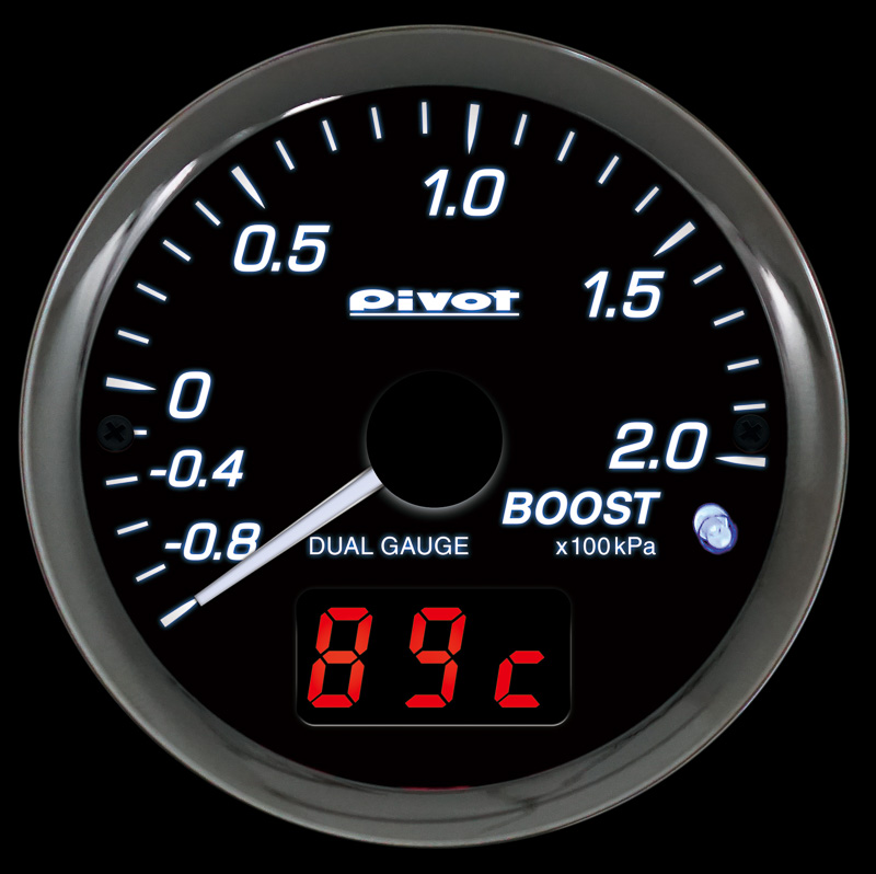 トヨタのターボ車対応の「DPB-T」は、ブースト圧をアナログで表示し、「水温」「電圧」「油温」のいずれかをデジタルで表示。別売のブーストセンサー（DP-BS、税別7800円）を追加することで、センサーから得たデータでブースト圧を表示可能