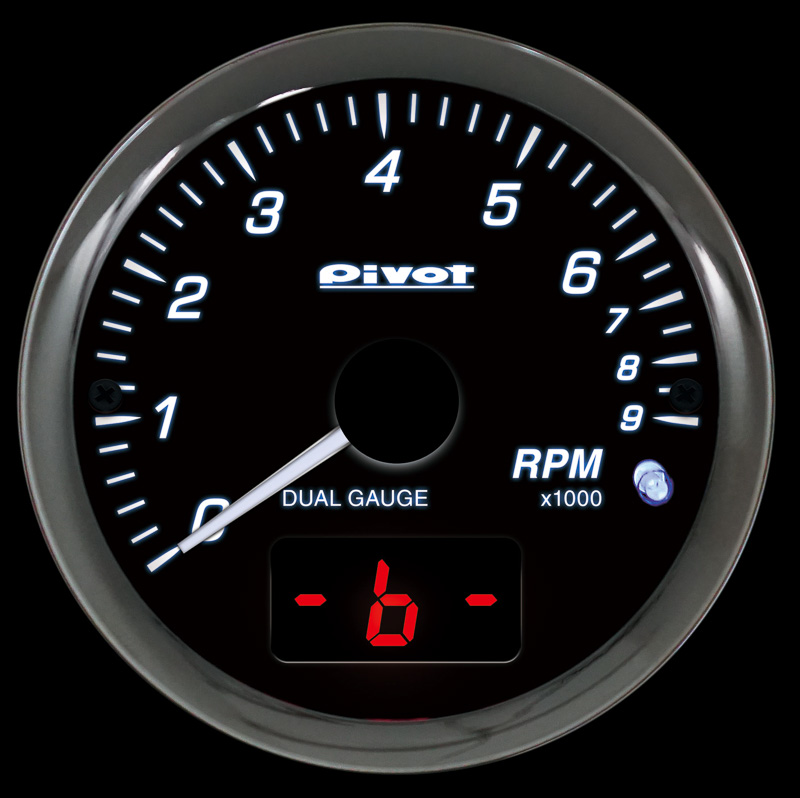 日産の「e-POWER」対応の「DPT-N」は、エンジン回転数をアナログで表示し、「水温」「電圧」「ブレーキモニター」のいずれかをデジタルで表示。別売の温度センサー（DTS、税別3800円）を追加することで、デジタルメーターに油温も表示可能