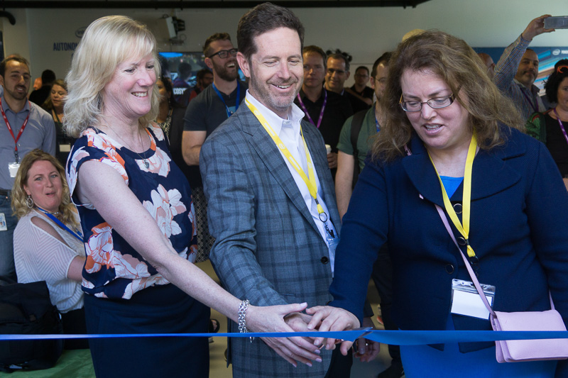 左からウインター氏、デービス氏、パティ・ロブ氏。テープカットを行なった