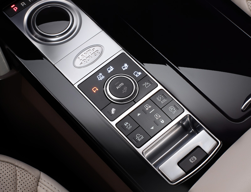 インテリアでは10.2インチの最新インフォテインメントシステム「InControl Touch Pro」を標準装備するほか、専用アプリを使ってスマートフォンからの遠隔操作により2列目/3列目シートの自動展開などを可能にする「インテリジェント・シート・フォールド機能」を世界初採用