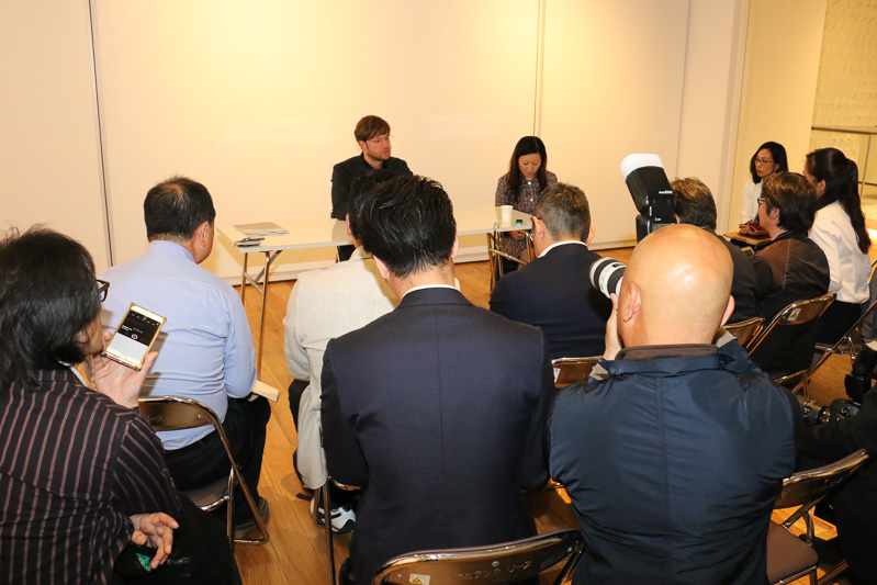 マティアス・フィンク氏と記者によるグループインタビューの様子