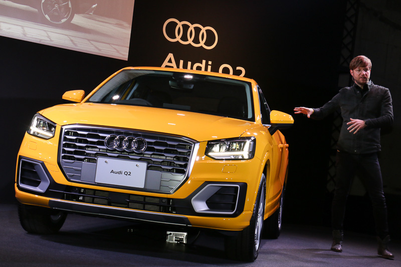 Q2の実車を前にデザインエッセンスを解説するフィンク氏