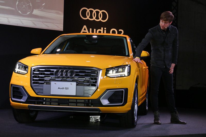 Q2の鋭角なショルダーラインは「鋭いナイフで斜めに削り取ったようなラインで、自然で幾何学的な面を与えている」という