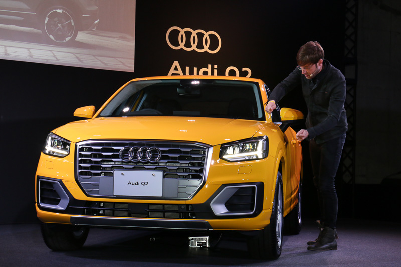 Q2の鋭角なショルダーラインは「鋭いナイフで斜めに削り取ったようなラインで、自然で幾何学的な面を与えている」という