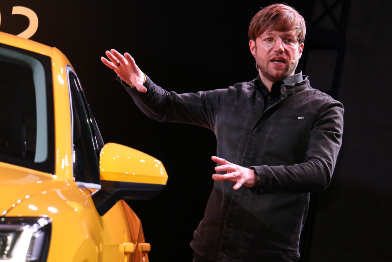 Q2の鋭角なショルダーラインは「鋭いナイフで斜めに削り取ったようなラインで、自然で幾何学的な面を与えている」という