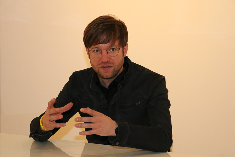 「川というのはよく人生に例えられる」と語るフィンク氏。長い時間を掛けて川を流されてきた石が角がなくなっていることに対し、まだ上流にある石は尖って角張っていることから、エッジを効かせたデザインでQ2に若々しさを与えているという