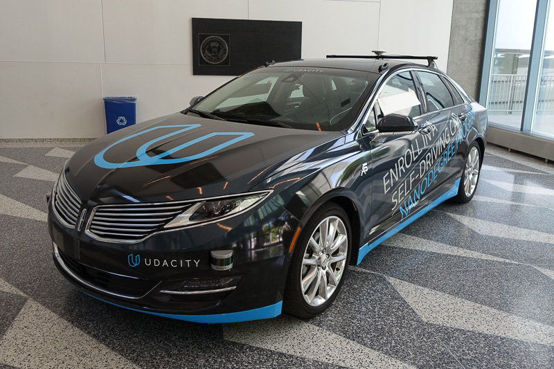 ヴェロダイン製LiDARなどが取り付けられた自動運転車。リンカーンは自動運転車に改造しやすいなにかがあるのだろうか？