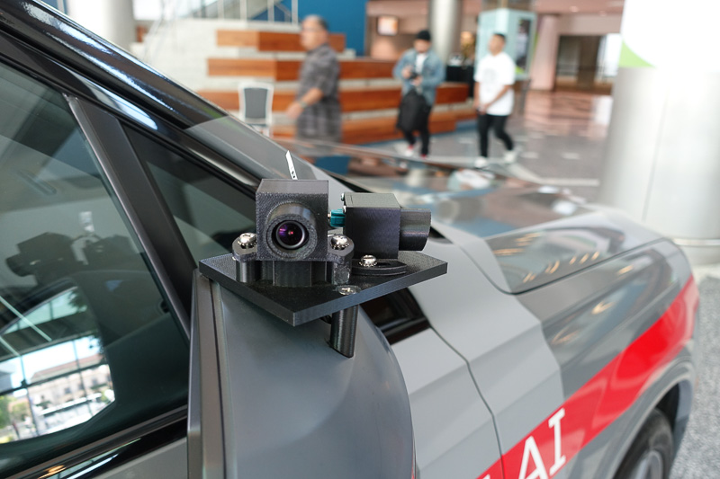 このAudi Q7は、カメラのみの入力をAIコンピュータ「DRIVE PX 2」で処理することで自動運転を実現している。CES 2017は1台のカメラでのデモを行なったが、いろいろカメラが増えていた