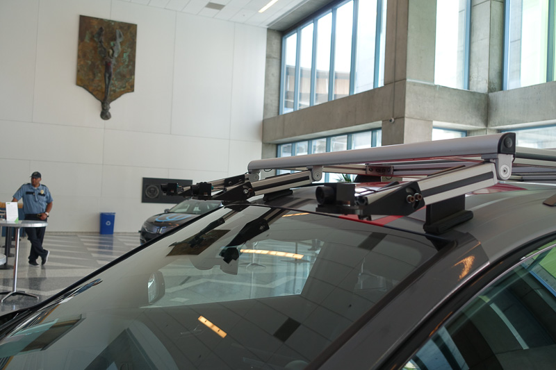 このAudi Q7は、カメラのみの入力をAIコンピュータ「DRIVE PX 2」で処理することで自動運転を実現している。CES 2017は1台のカメラでのデモを行なったが、いろいろカメラが増えていた