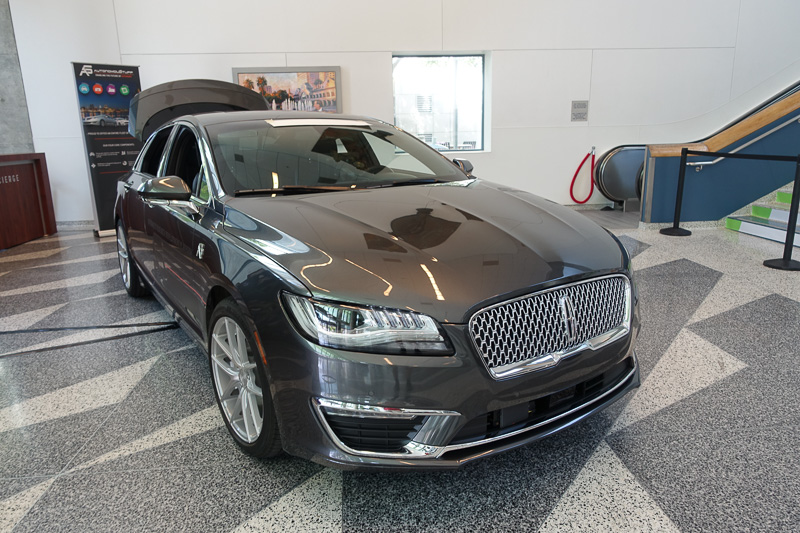 同じくレジストレーションエリアに展示されていた自動運転車と思わしきリンカーン MKZ