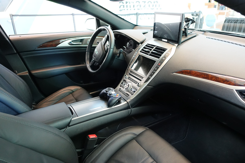 車内にはゲームのコントローラが