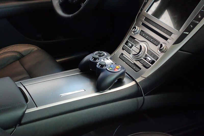 車内にはゲームのコントローラが