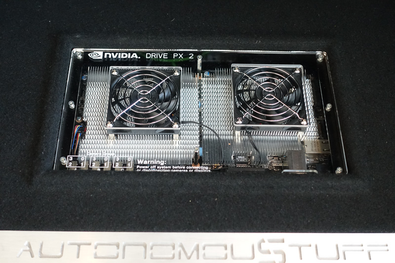 トランクまわりには、大型液晶ディスプレイとDRIVE PX 2が。なんらかの展示が行なわれるのだろう