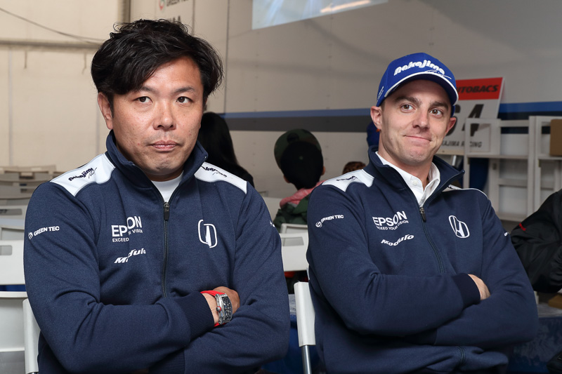 64号車「Epson Modulo NSX-GT」をドライブする松浦孝亮選手（左）、ベルトラン・バゲット選手（右）