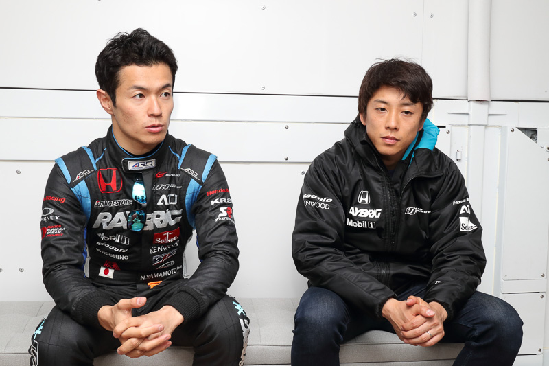 100号車「RAYBRIG NSX-GT」をドライブする山本尚貴選手（左）、伊沢拓也選手（右）