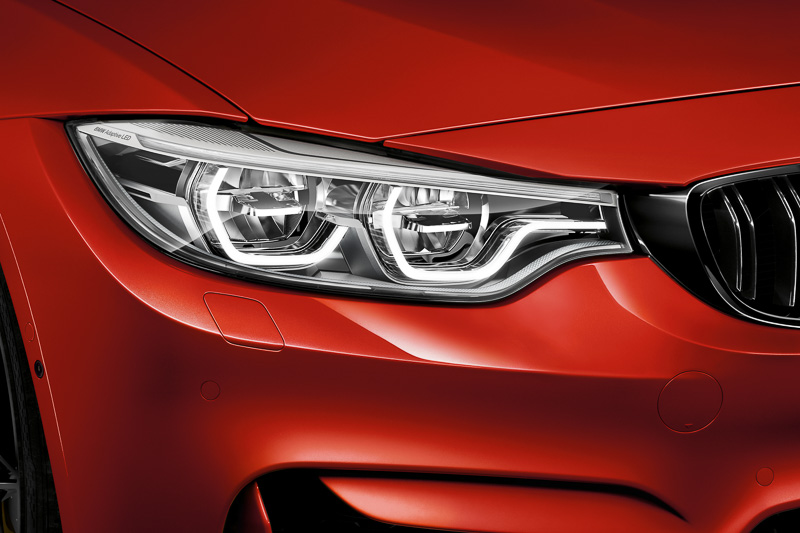 新採用のヘキサゴナル・デザインのデイタイム・ランニング・ライト機能付きアダプティブLEDヘッドライト