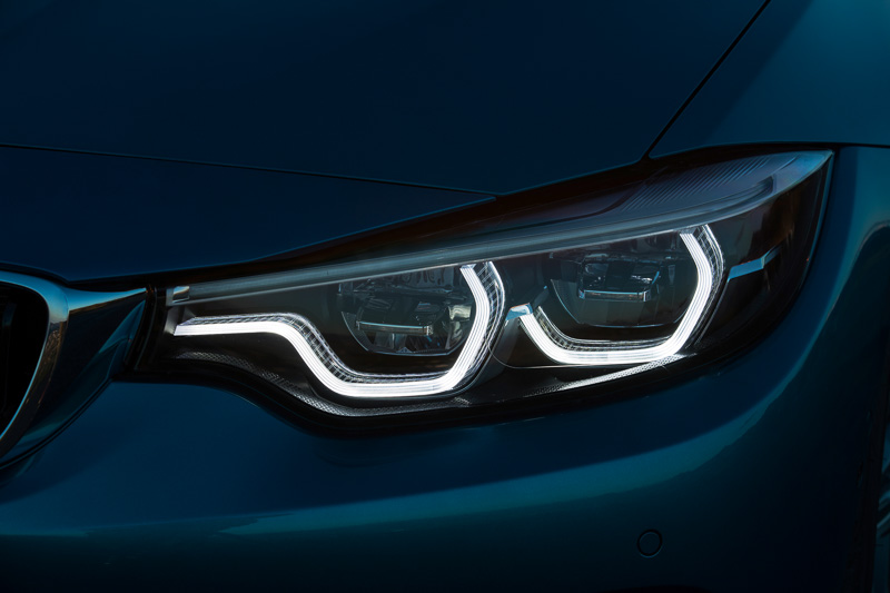 新採用されたヘキサゴナル･デザインの「アダプティブLEDヘッドライト」の点灯イメージ