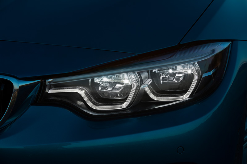 新採用されたヘキサゴナル･デザインの「アダプティブLEDヘッドライト」の点灯イメージ
