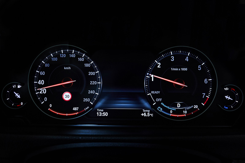 走行モードにより表示が異なる「マルチ･ディスプレイ･メーター･パネル」。左からコンフォートモード、ECO PROモード、スポーツモード