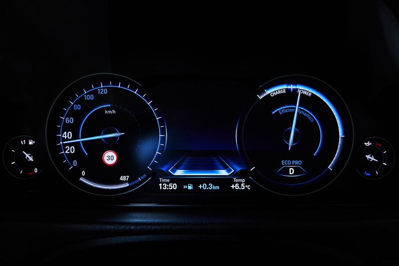 走行モードにより表示が異なる「マルチ･ディスプレイ･メーター･パネル」。左からコンフォートモード、ECO PROモード、スポーツモード