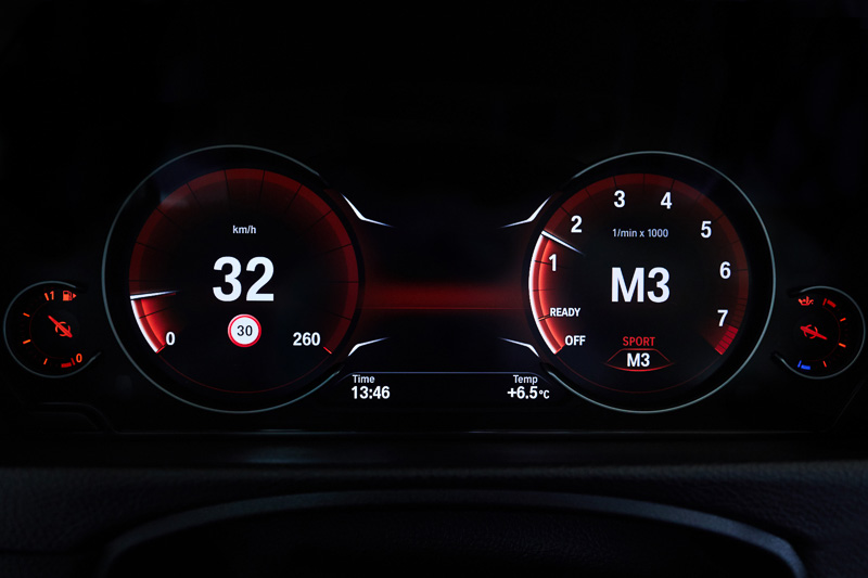 走行モードにより表示が異なる「マルチ･ディスプレイ･メーター･パネル」。左からコンフォートモード、ECO PROモード、スポーツモード