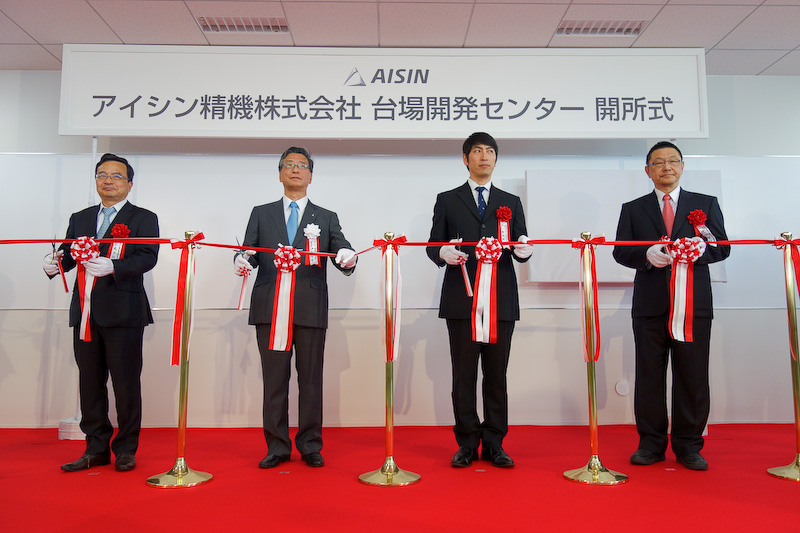 「台場開発センター」の開所式で行なわれたテープカットの模様