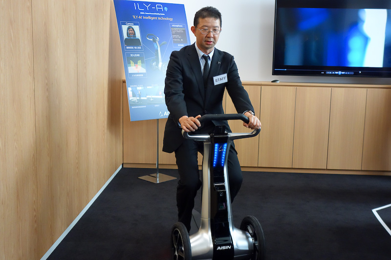 「Carry Mode」「Kick Scooter Mode」「Vehicle Mode」「Cart Mode」の4つのモードに可変する（左はVehicle Mode、右はCarry Mode）