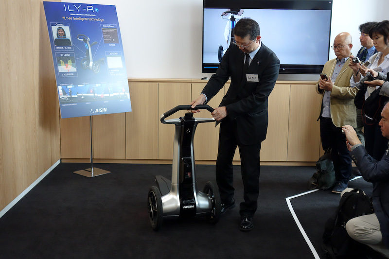 「Carry Mode」「Kick Scooter Mode」「Vehicle Mode」「Cart Mode」の4つのモードに可変する（左はVehicle Mode、右はCarry Mode）