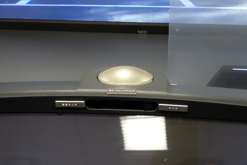 「Smart Cockpit」は現在はセンサーとカメラで構成されるが、今後人工知能を搭載し、パートナーとしてのクルマを目指しているという。写真は音声認識用のマイクやジェスチャーを認識するセンサー