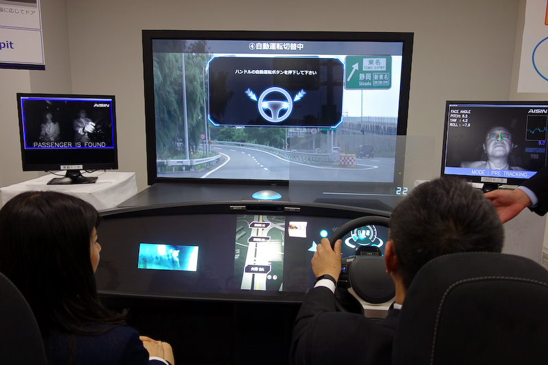 高速道路での自動運転デモ（レベル3）。ステアリングのボタンを押すことで自動運転が開始されるとともに、シートが約5度倒れ、モニター表示が最大になることでリラックスできる空間を演出